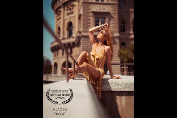 My model Dina is a very handsome and happy personality. With her, the shooting in the city was a lot of fun and we made a lot of great photos. <br />
One of them is this one, called "see the sights of Bern". It is an example of the mood on the set.
