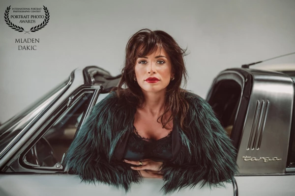 This type of photoshoot with a Model and a classic Porsche 911 was already planned last year. Due to various reasons, I could just recently realize it. With my model Daiana, we made so many great photos, I am still overwhelmed. <br />
One of them is this "Are you ready a for a ride ... with me?"
