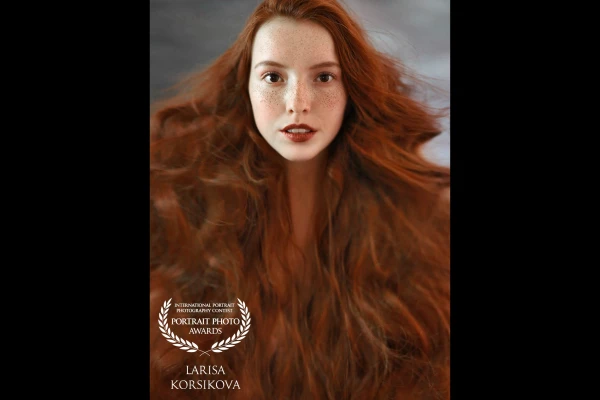 With my model Beatriz, we wanted to try something new and unusual, so while she was standing still, my assistant was shaking her hair from side to side. This how we got this effect of "moving hair".