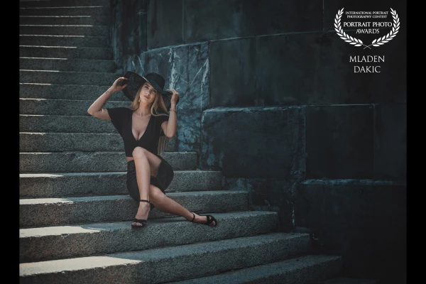 In Bern, there was this wide old staircase. And then there was Jovana with her hat, my absolutely breathtaking looking model. One of the results of this photoshoot is this picture, which I called "I have my hat on". I am still thrilled and hope you're too. Only natural light was used.